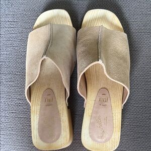 Seychelles Leather Clogs in Excellent Like New Condition. Size 9 1/2.